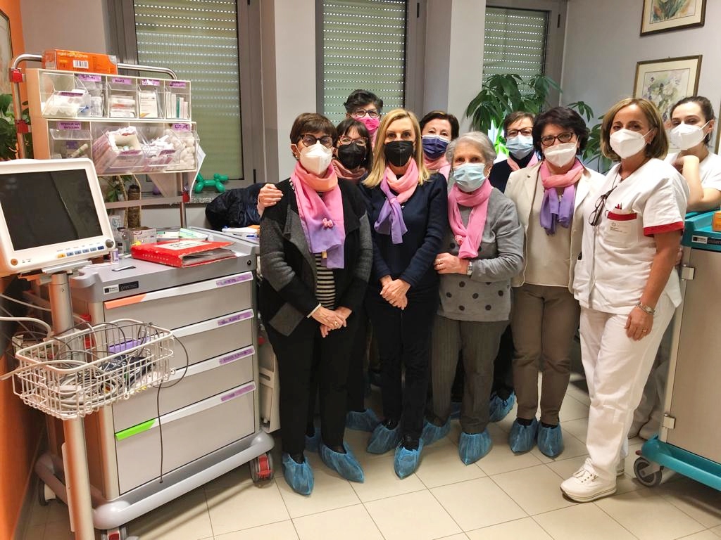 foto di gruppo con i carrelli e i monitor