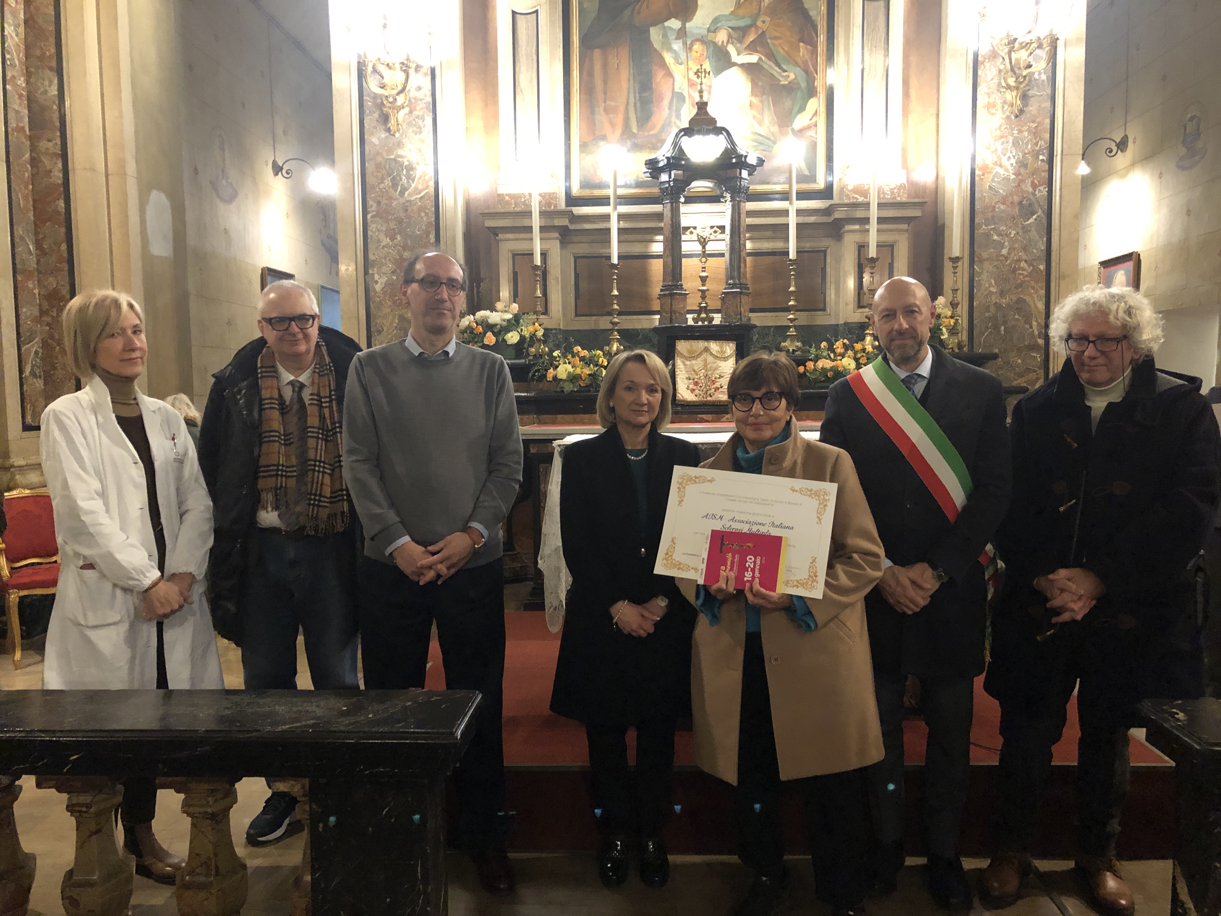 La consegna degli attestati di ringraziamento ai donatori