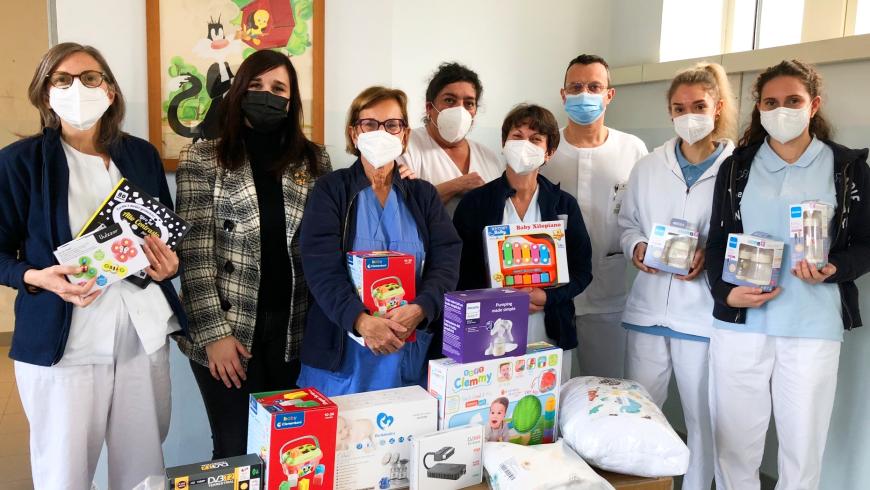 foto di gruppo con la mamma di ginevra e il personale dell'ospedale infantile