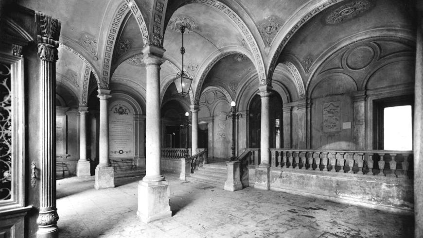 Atrio ospedale civile prima metà ‘900 (archivio fotografico - Biblioteca Biomedica)