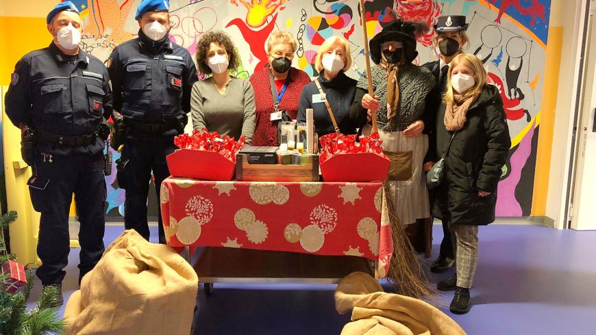 la consegna dei doni all'infantile da parte della polizia penitenziaria