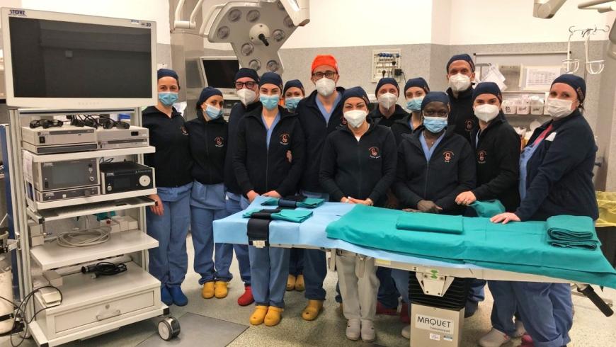 foto di gruppo davanti al nuovo macchinario della sala operatoria di genicologia