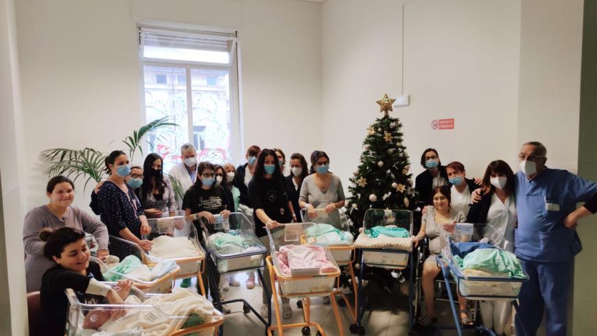 foto di gruppo degli ultimi nati nel 2022 all'ospedale di alessandria