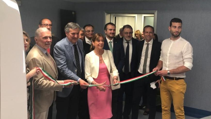 il taglio del nastro all'inaugurazione della pet
