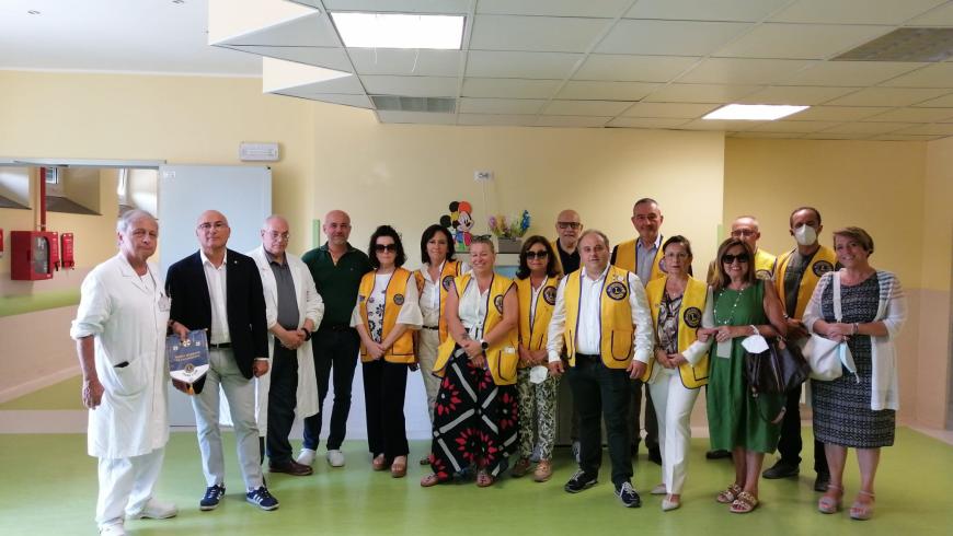 foto di gruppo della consegna delle tv